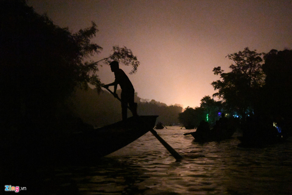 Hàng nghìn người trẩy hội chùa Hương trong đêm